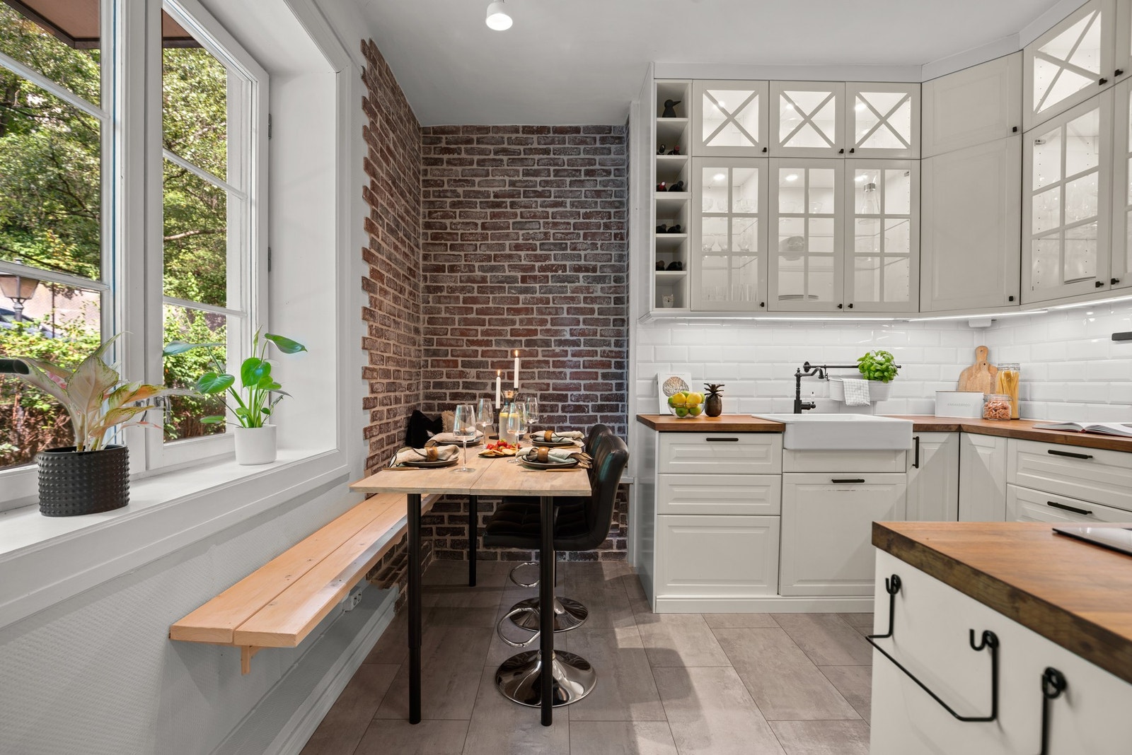 Kjøkkenet er både funksjonelt og innholdsrikt, med en romslig utforming som gir plass til en koselig spiseplass. Galleribilde