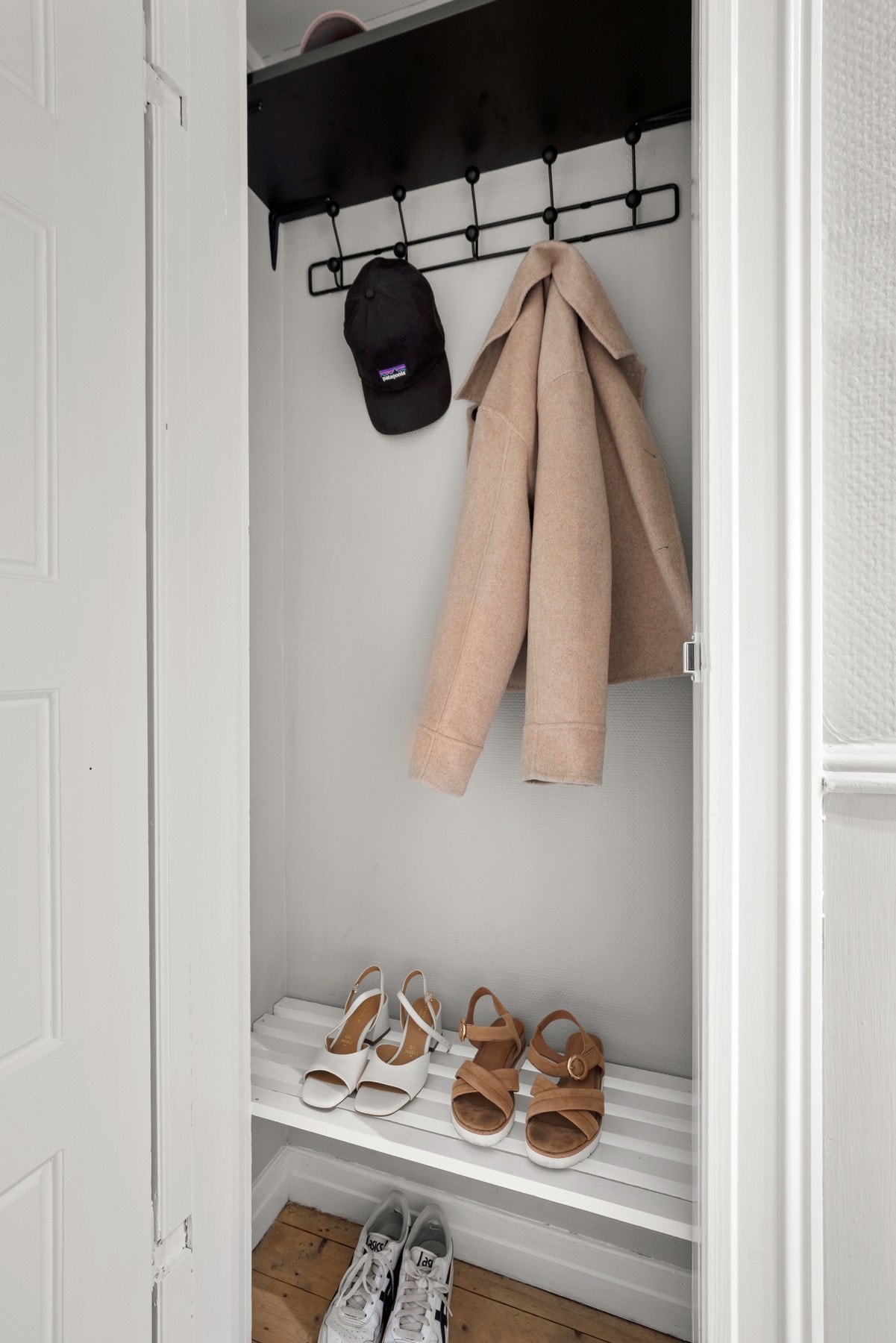 Plassbygd garderobeskap gir gode oppbevaringsmuligheter for yttertøy og sko. Galleribilde