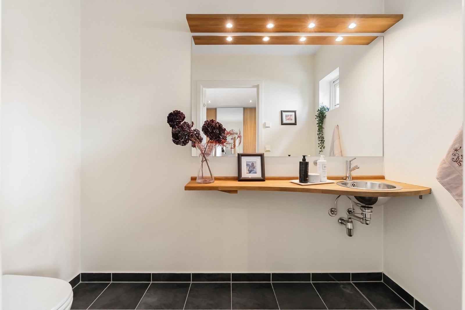 Badet har ett stort speil med fin belysning. Galleribilde