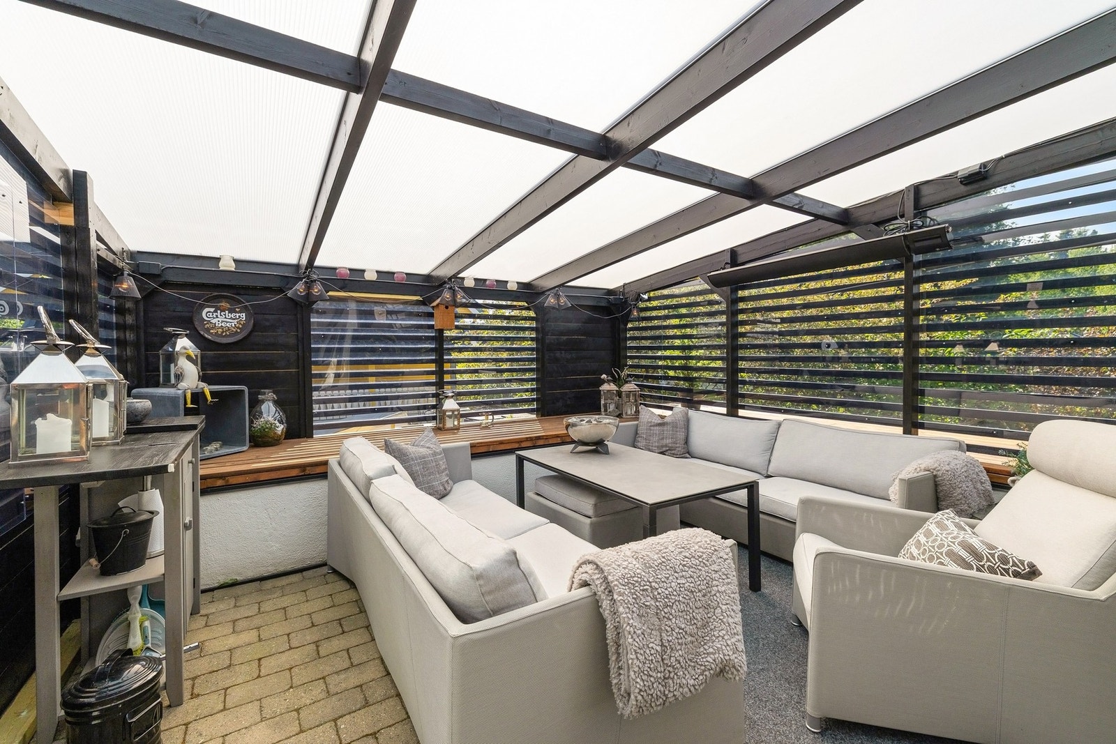 Eiendommen har en ute stue med sittegruppe perfekt til litt kaldere dager. Galleribilde