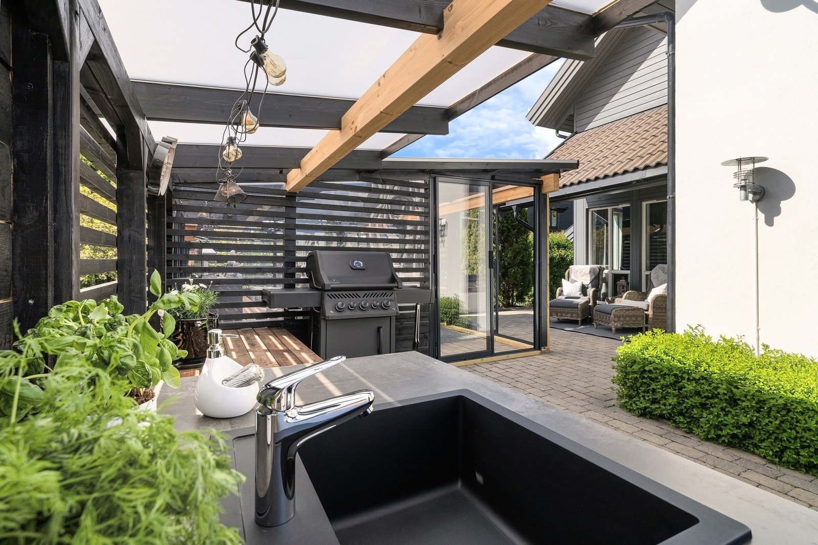 Utekjøkkenet er perfekt til sosiale sammenkomster på sommeren. Galleribilde