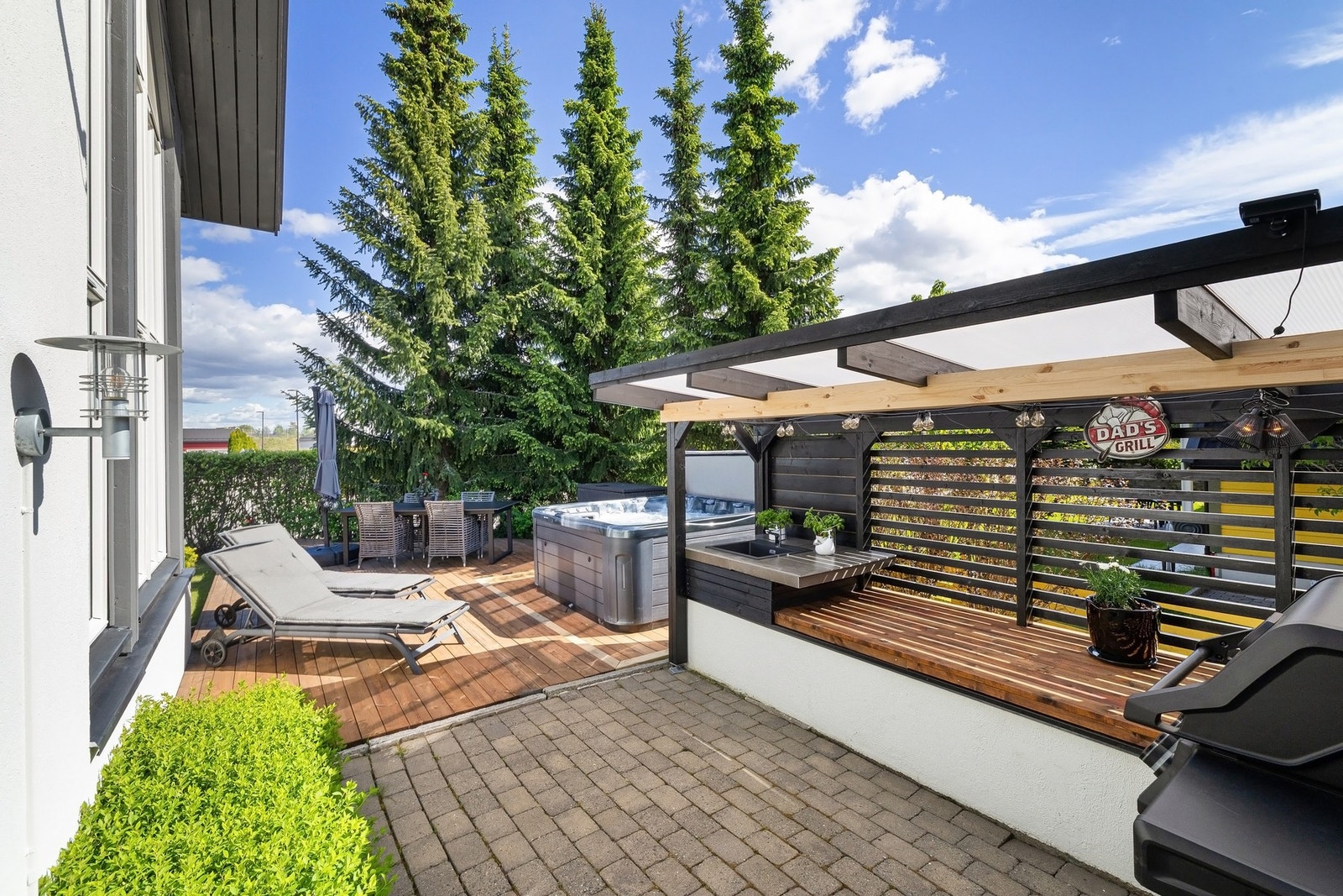 På uteområdet er det også jacuzzi og solsenger perfekt til varme sommerdager. Galleribilde