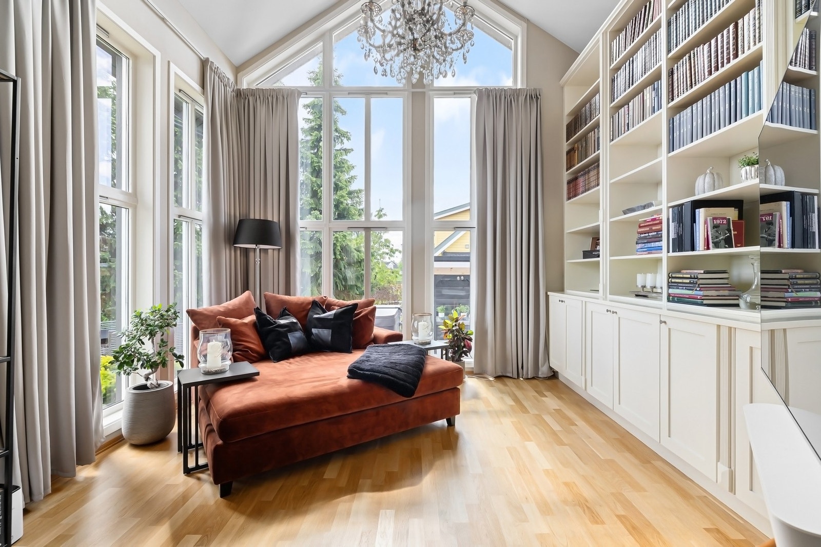 Koselig lesestue/ sofakrok med bokhylle - et perfekt sted for ro og avslapping. Galleribilde