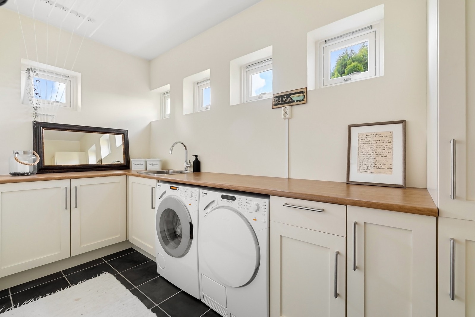 Vaskerommet har mye benkeplass og oppbevaringsplass. Galleribilde