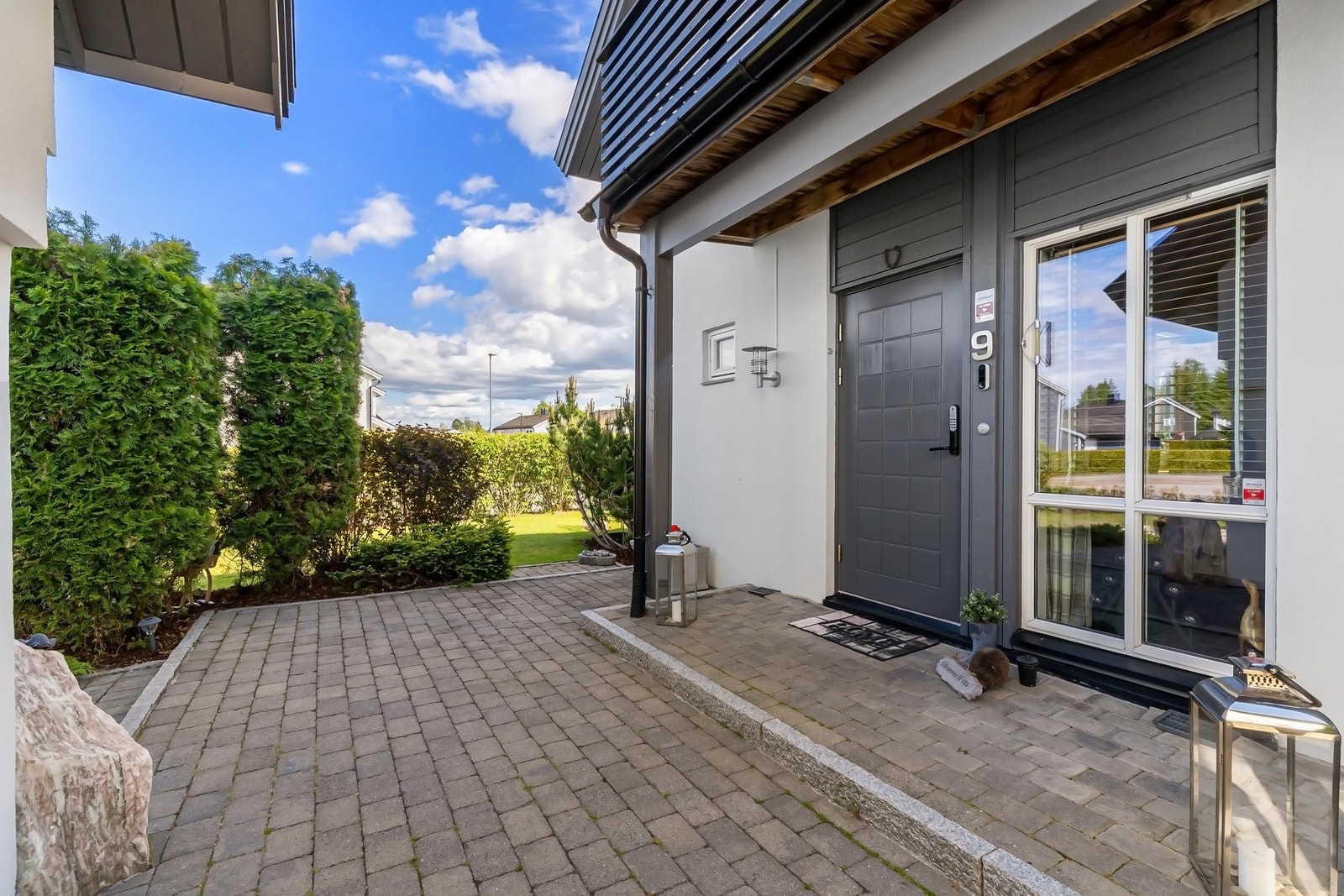 Trivelig inngangsparti som ønsker deg velkommen inn i huset. Galleribilde