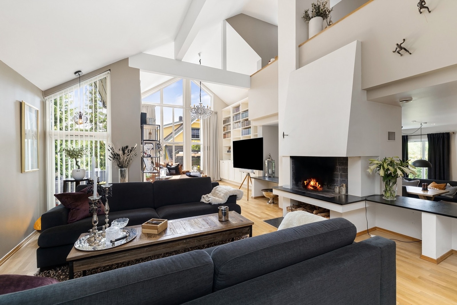 Sittegruppen i stuen er vendt mot peisen - perfekt på kalde vinter dager. Galleribilde