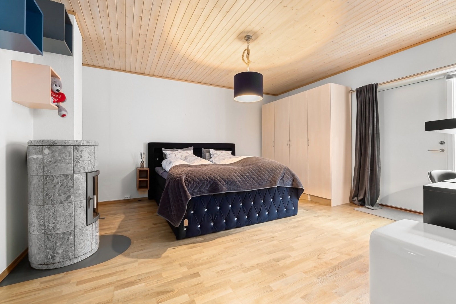 Soverom 3: Ett romslig soverom, med mye oppbevaringsplass og peis. Galleribilde