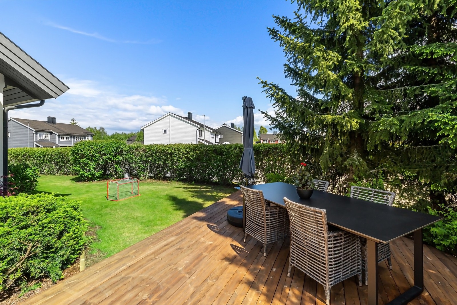 Fra terrassen har du direkte tilgang til grønn plen. Galleribilde