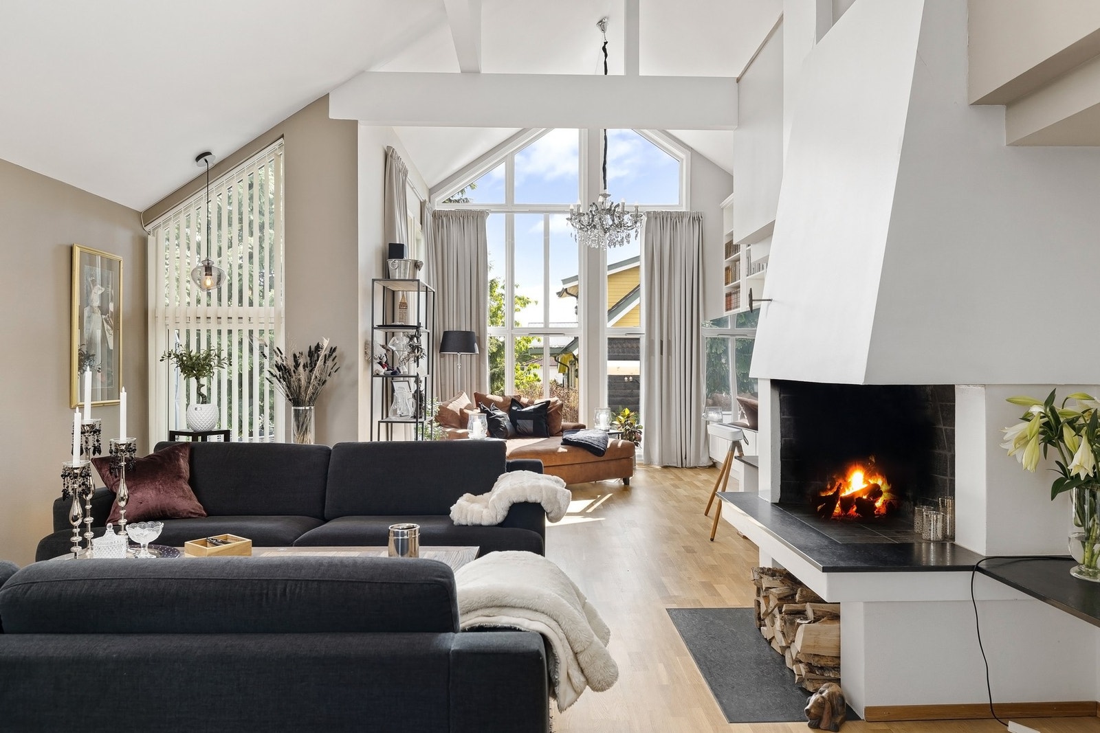 Stor og luftig stue med naturlig lys fra store vindusflater - et lyst og innbydende rom perfekt for avslapning og samvær. Galleribilde