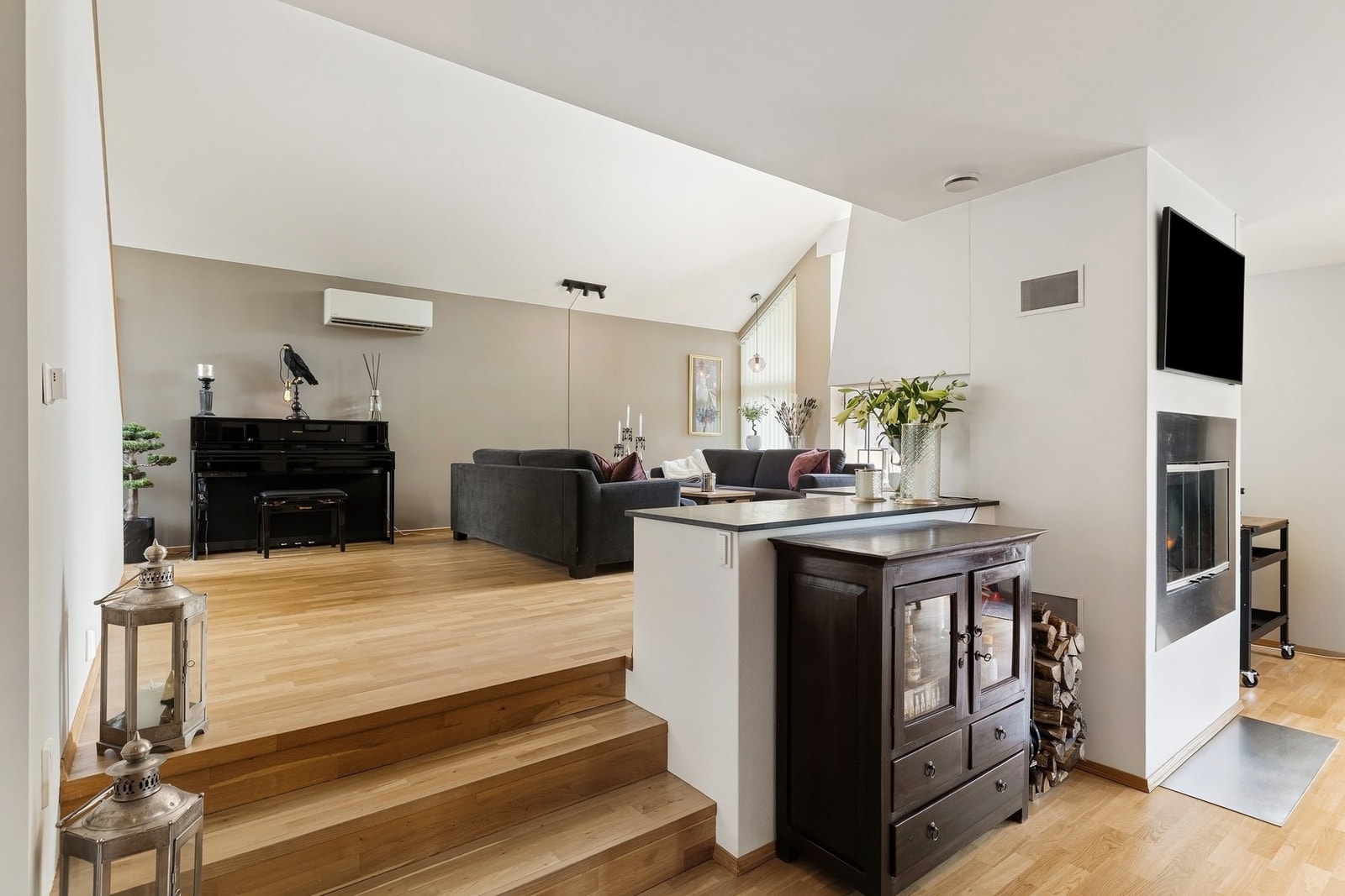 Gjennomgående peis. Galleribilde