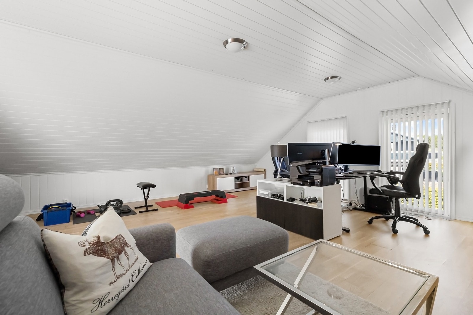 Stuen er lys og slipper inn mye naturlig lys. Galleribilde