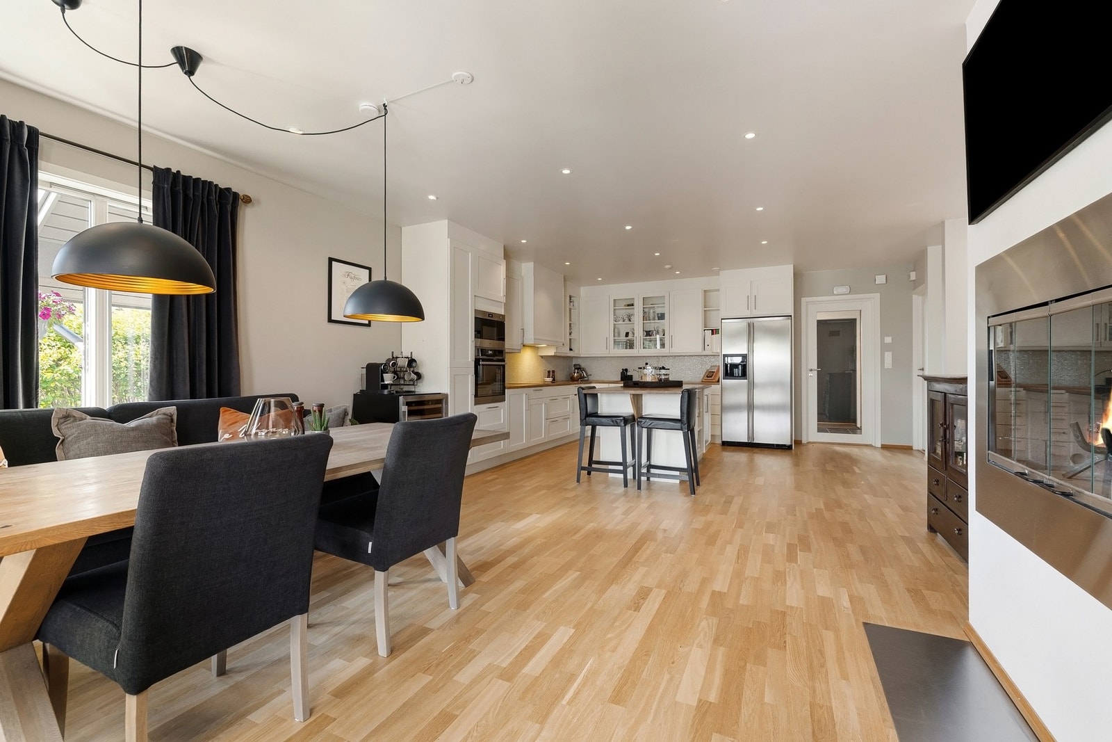 Trivelig sittegruppe ved kjøkkenet. Galleribilde