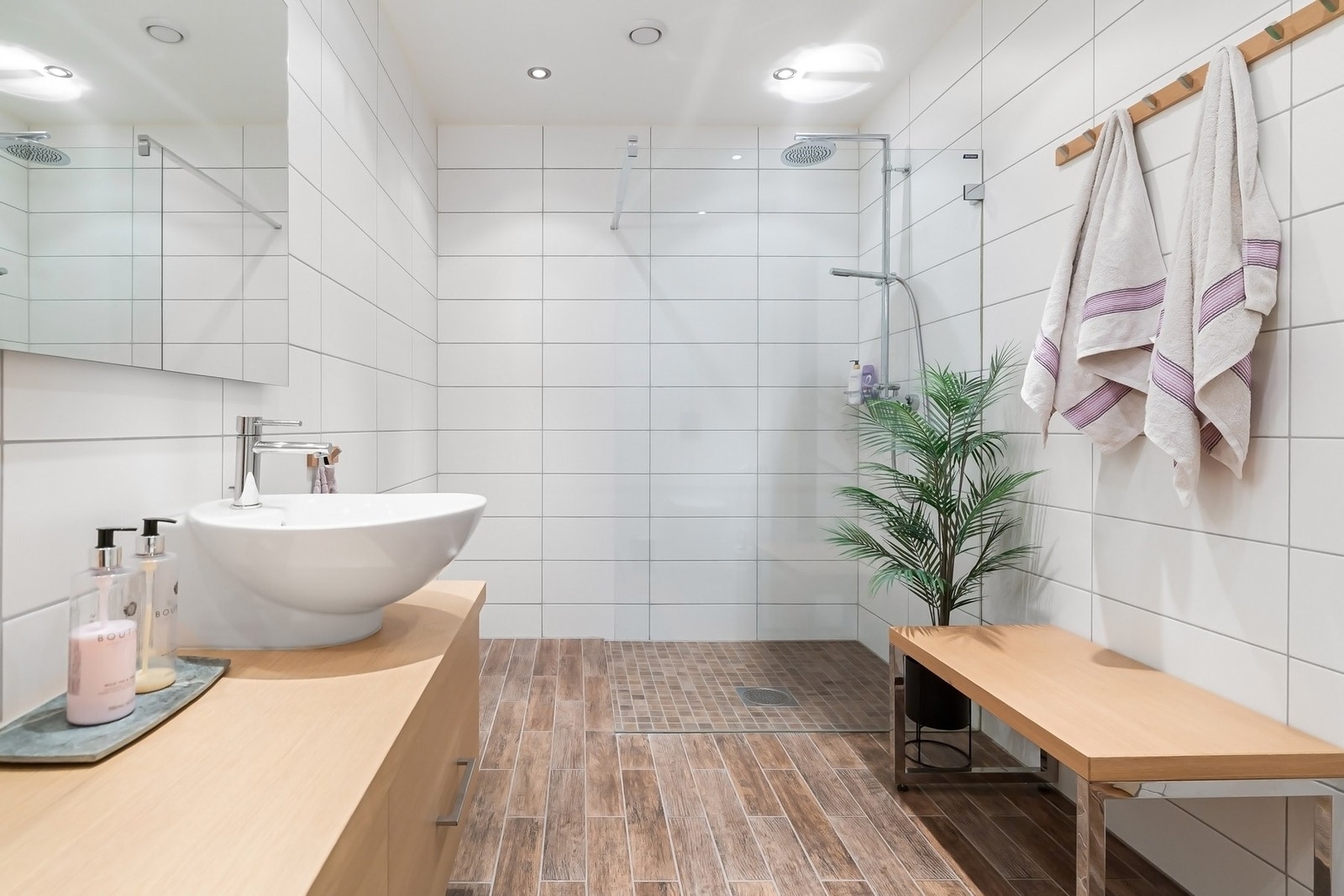 Badet har regndusj, med skyvedører. Galleribilde