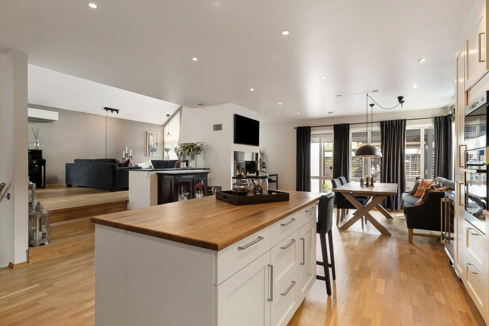 Kjøkkenet har praktisk kjøkkenøy - perfekt for både matlaging og sosialt samvær. Galleribilde