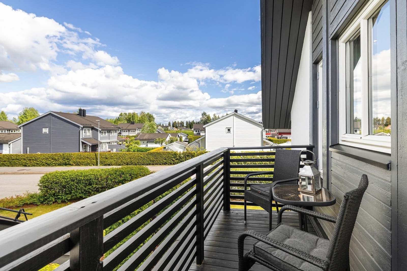 Balkongen fra badet har utsikt mot nabolaget. Galleribilde