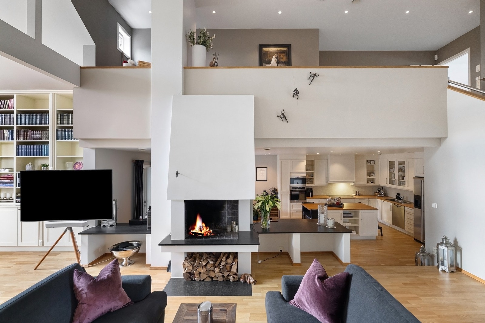 Stuen og kjøkkenet ligger på forskjellig plan som skaper en naturlig sonedeling. Galleribilde