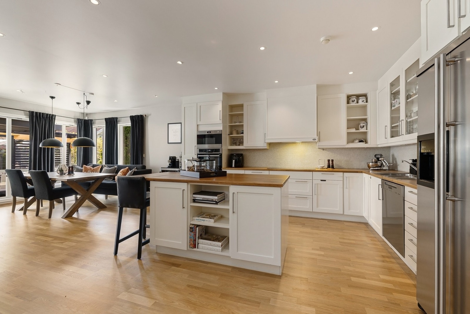 Lyst og innbydende kjøkken med god arbeidsplass. Galleribilde