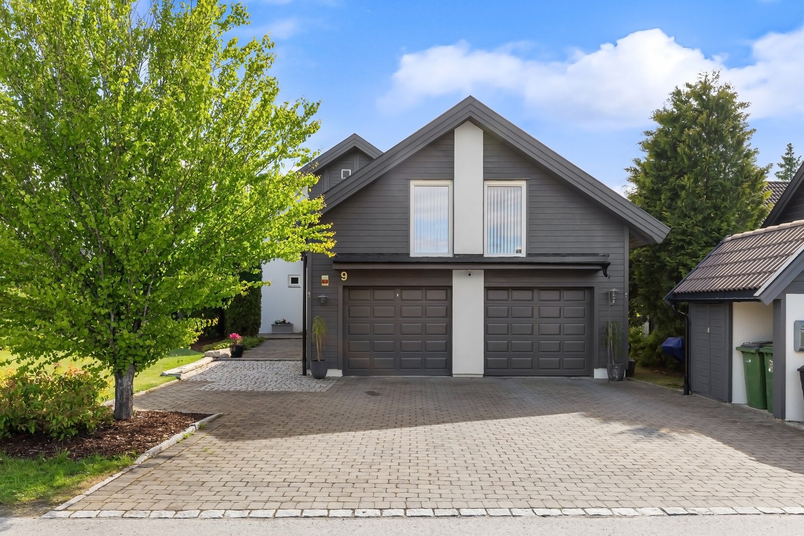 Eiendommen har dobbelt garasje og stor biloppstillingsplass. I tillegg er det ett søppel skur med tilhørende bod. Galleribilde