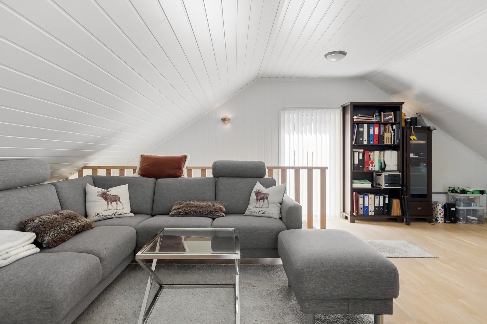 Over garasjen er det laget en ekstra stue som fungerer som ett alsidig rom. Galleribilde