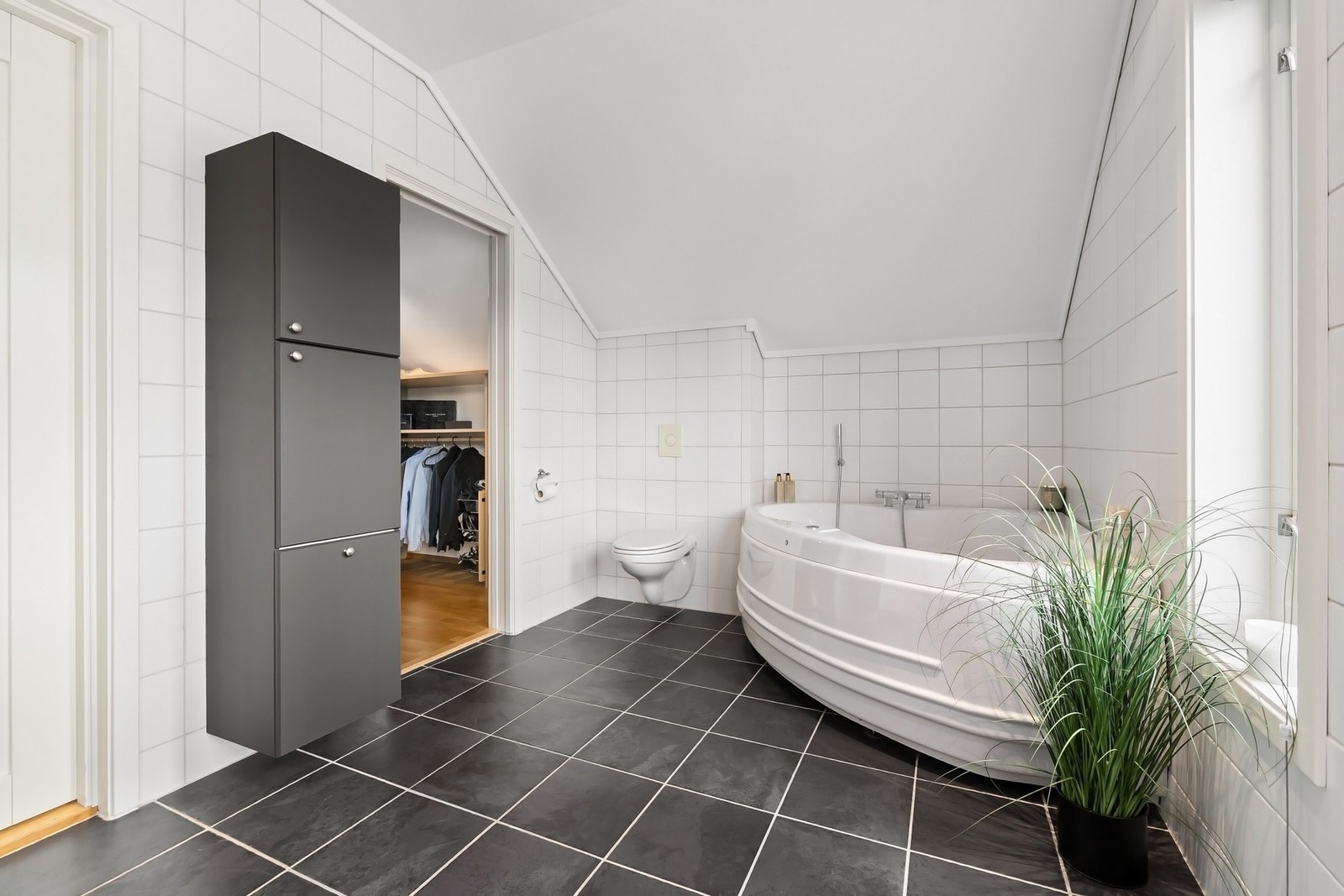 Badet i andre etasje har veggmontert klossett og badekar. Galleribilde