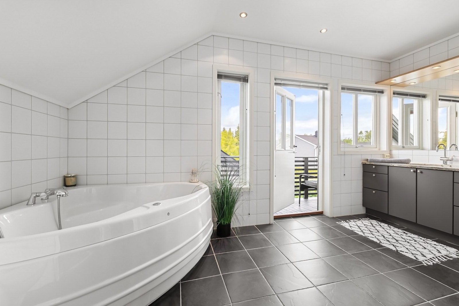 Fra badet er det direkte utgang til balkong. Galleribilde