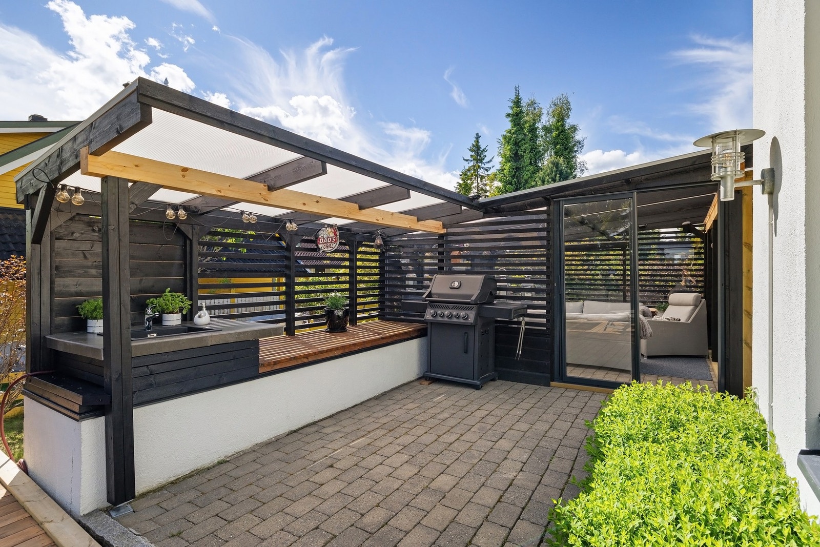 Fra utestuen har du direkte tilgang til utekjøkken, med grill, vask og rikelig med benkeplass. Galleribilde