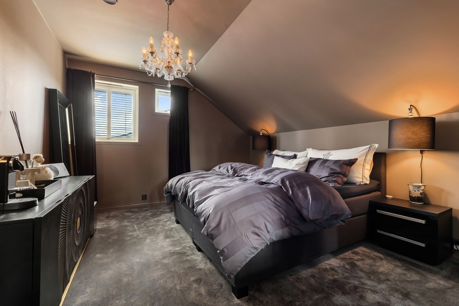 Soverom 1: Mørkt og lunt soverom med moderne detaljer - en rolig og stilfull oase for avslapning. Galleribilde
