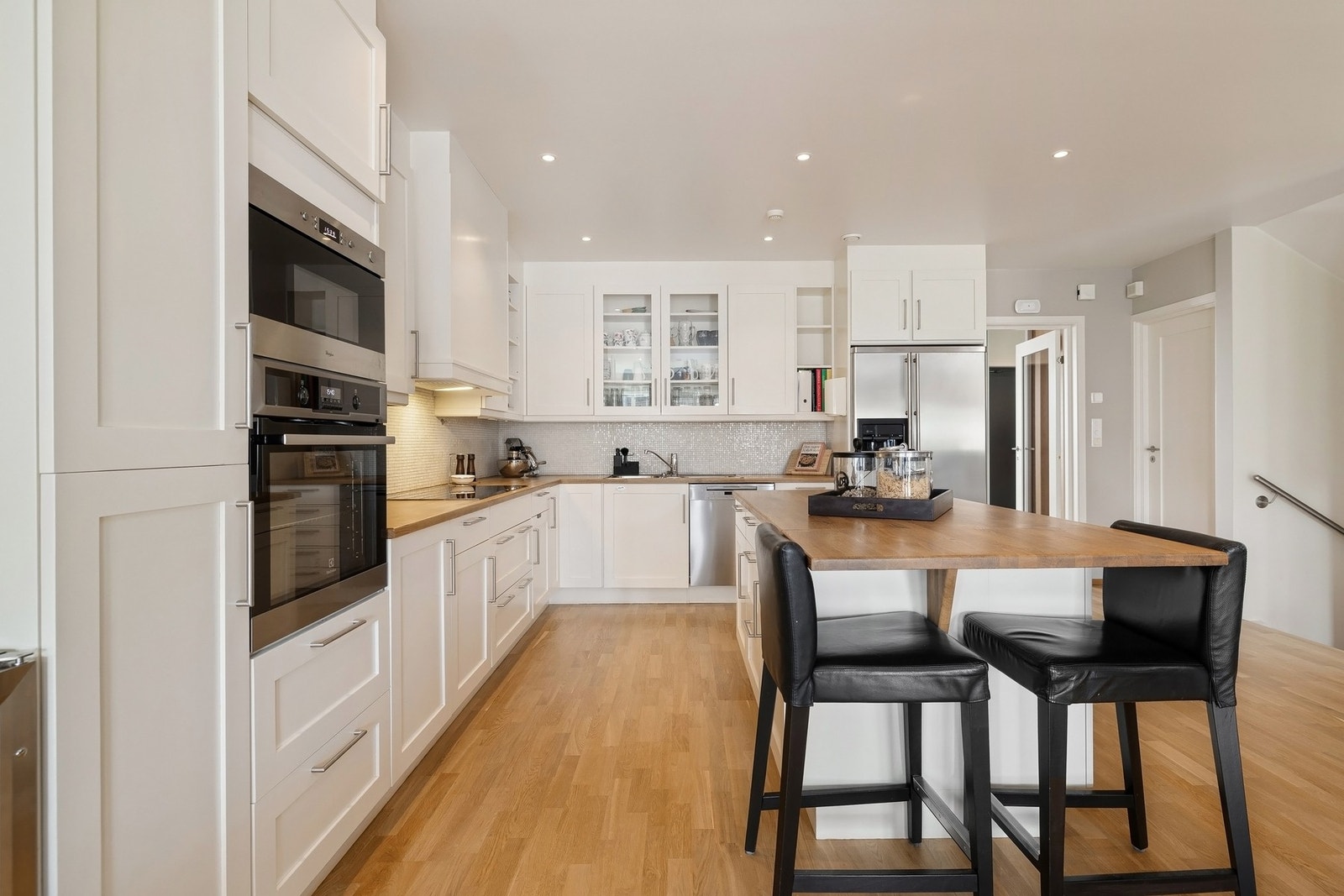 Kjøkken øyen har to sitteplasser. Galleribilde