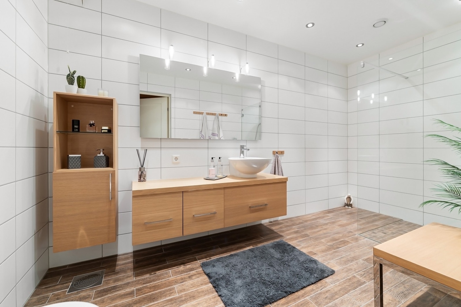 Lyst og fint bad, med veggmontert benk med vask. Galleribilde