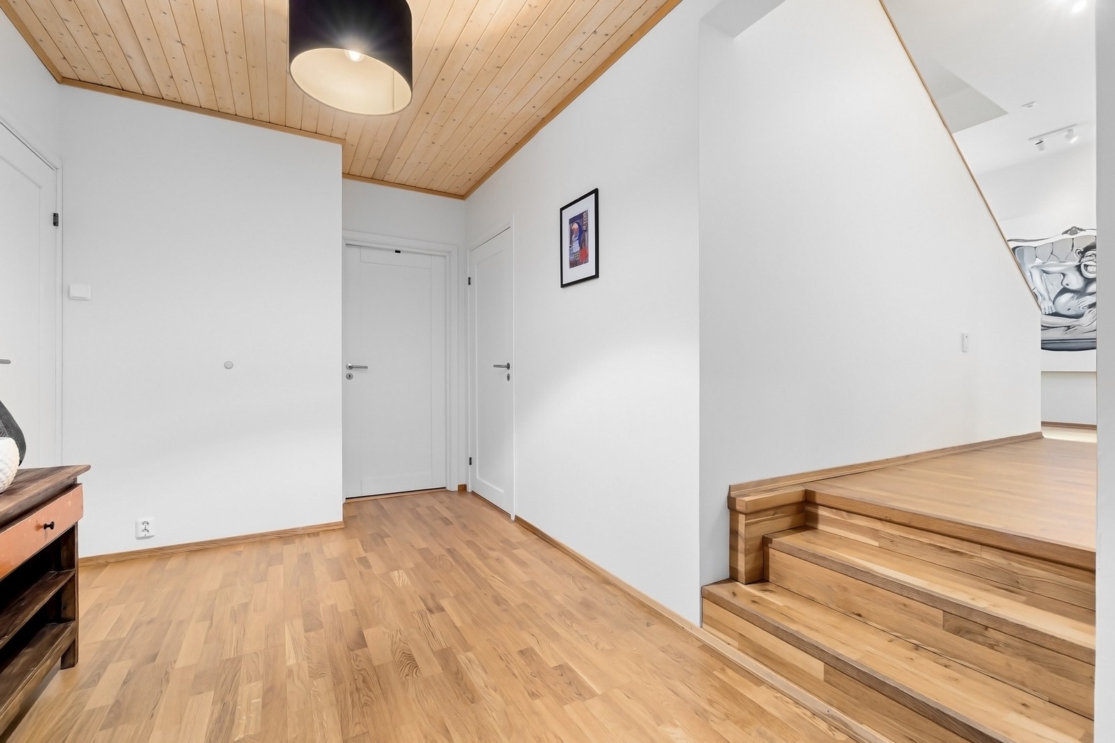 Trappen ned til kjøkkenet fører også til soverommet. Galleribilde