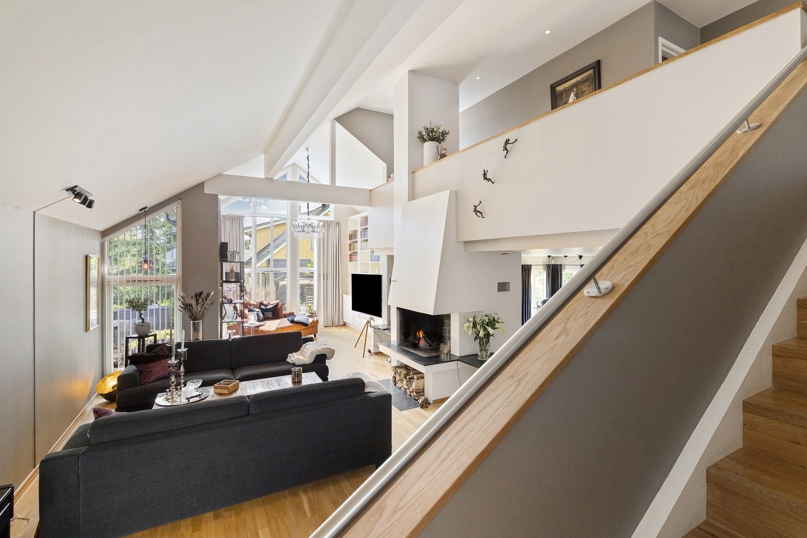 Takhøyden gjør at stuen virker stor og luftig. Galleribilde