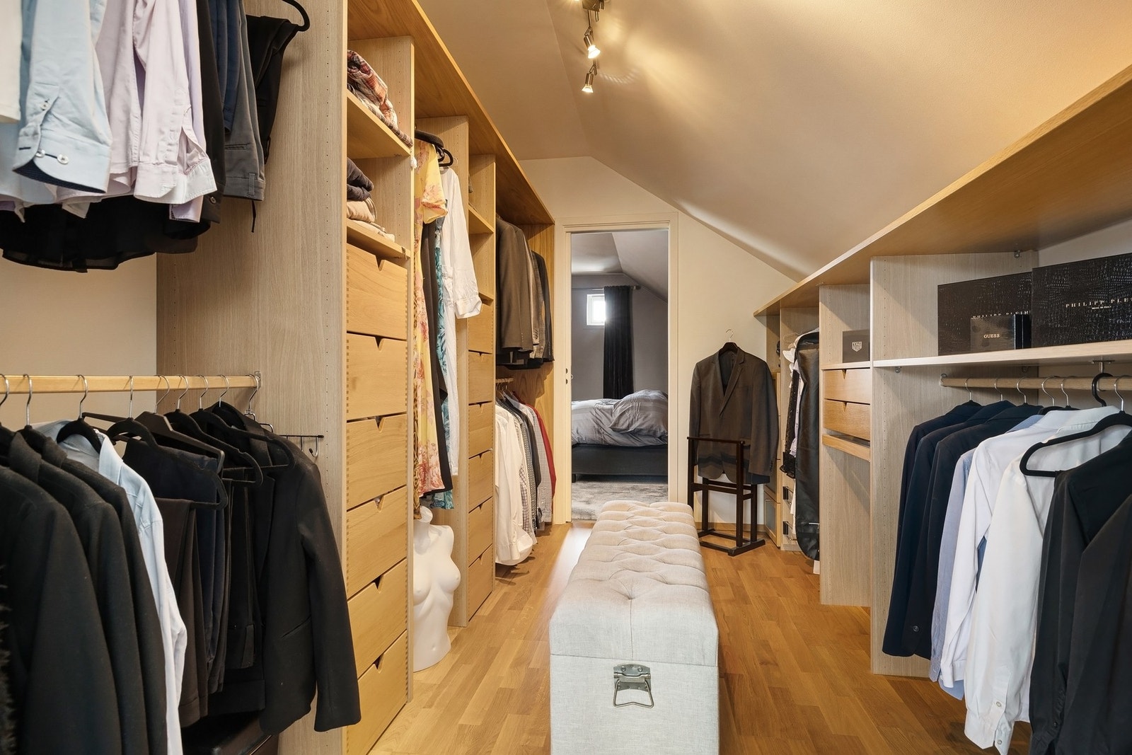 Soverom 1: Soverommet har tilgang til walk in closet med plass til oppbevaring av klær. Galleribilde