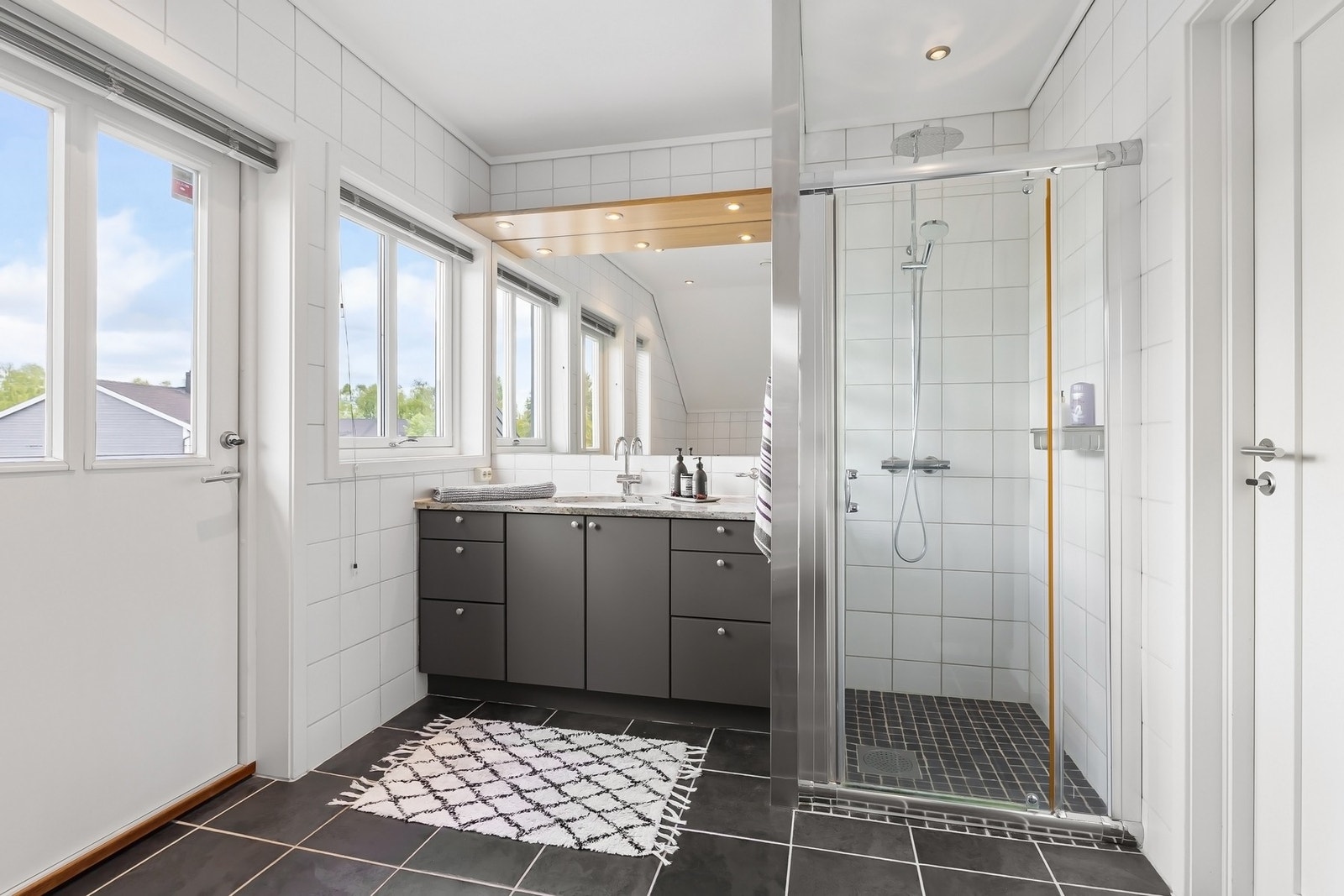 Badet har fliser på gulv og vegger. Galleribilde