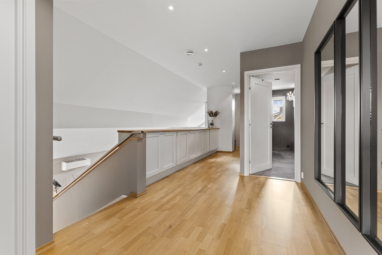 I gangen i andre etasje er det god plass til oppbevaring. Galleribilde