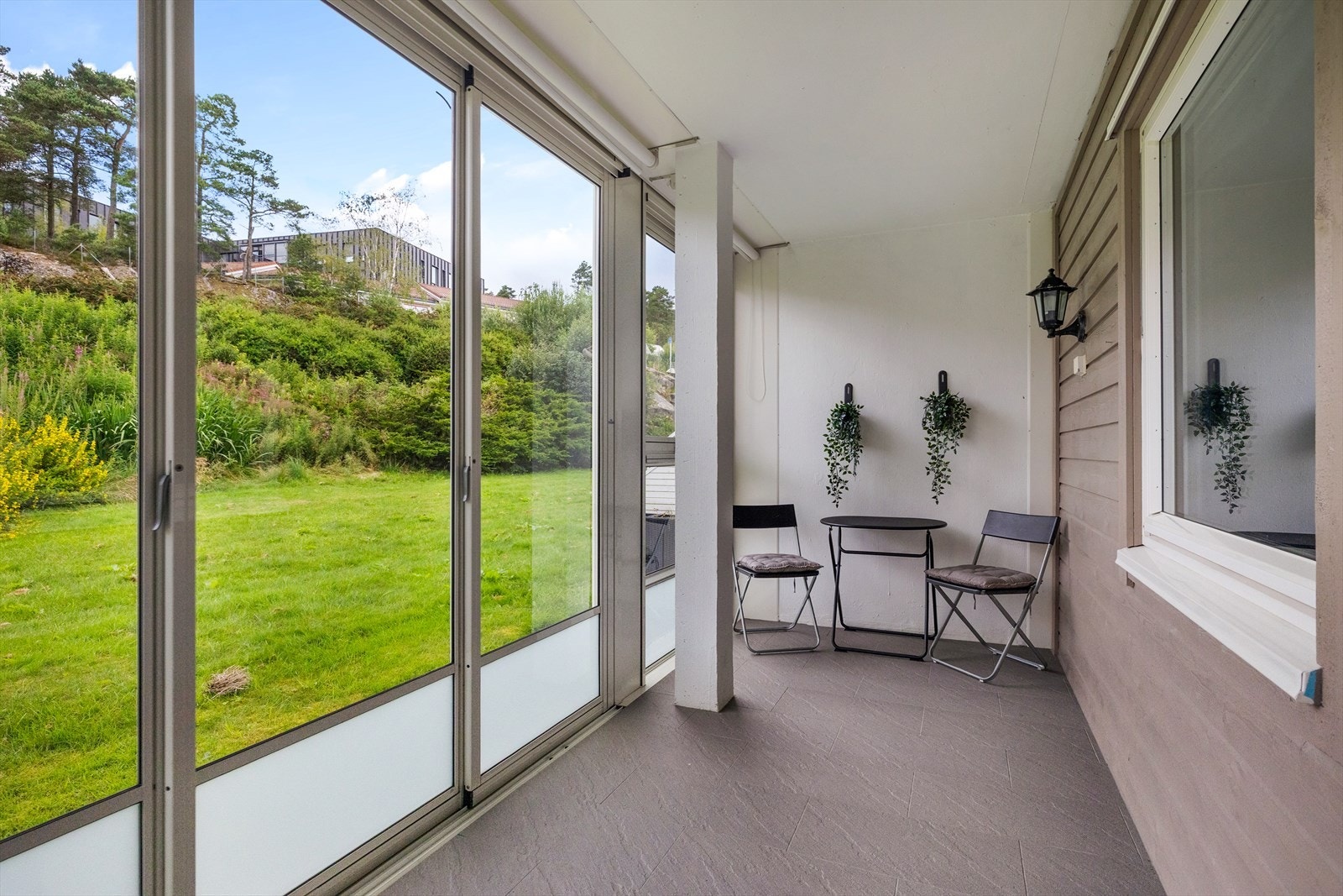 Her har du flott utsyn mot borettslagets grønne fellesarealer Galleribilde