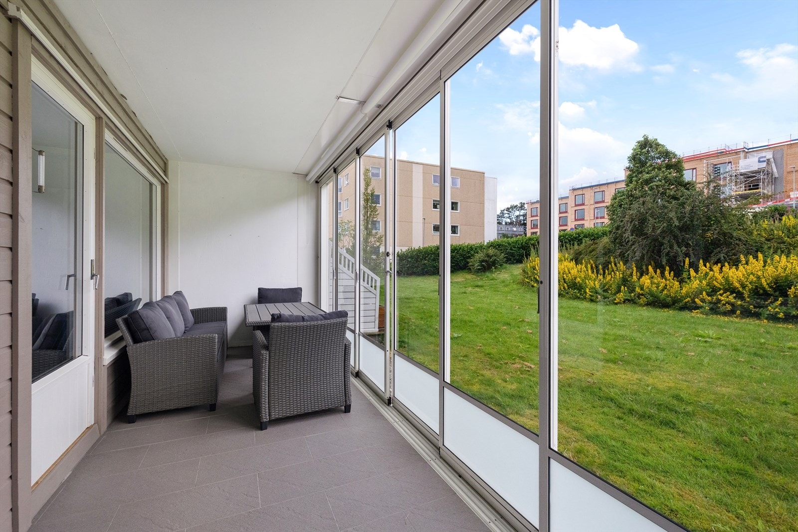 Innbydende 2-roms med trappefri adkomst, innglasset balkong og gode solforhold Galleribilde