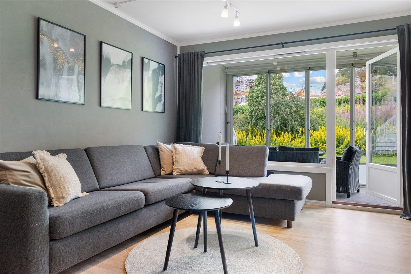 Store vindusflater gir rikelig med naturlig lys, og balkongdør leder ut til en romslig innglasset balkong Galleribilde