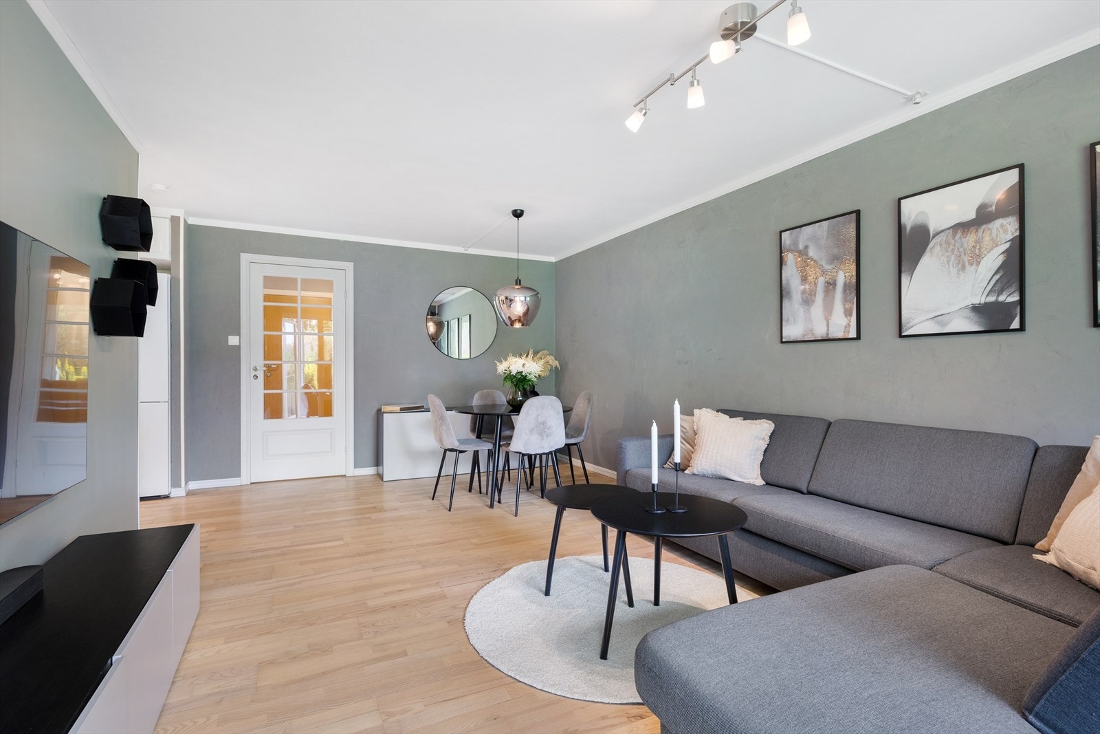 Stuen har en god størrelse og gir plass til både stor sofagruppe og spisebord Galleribilde