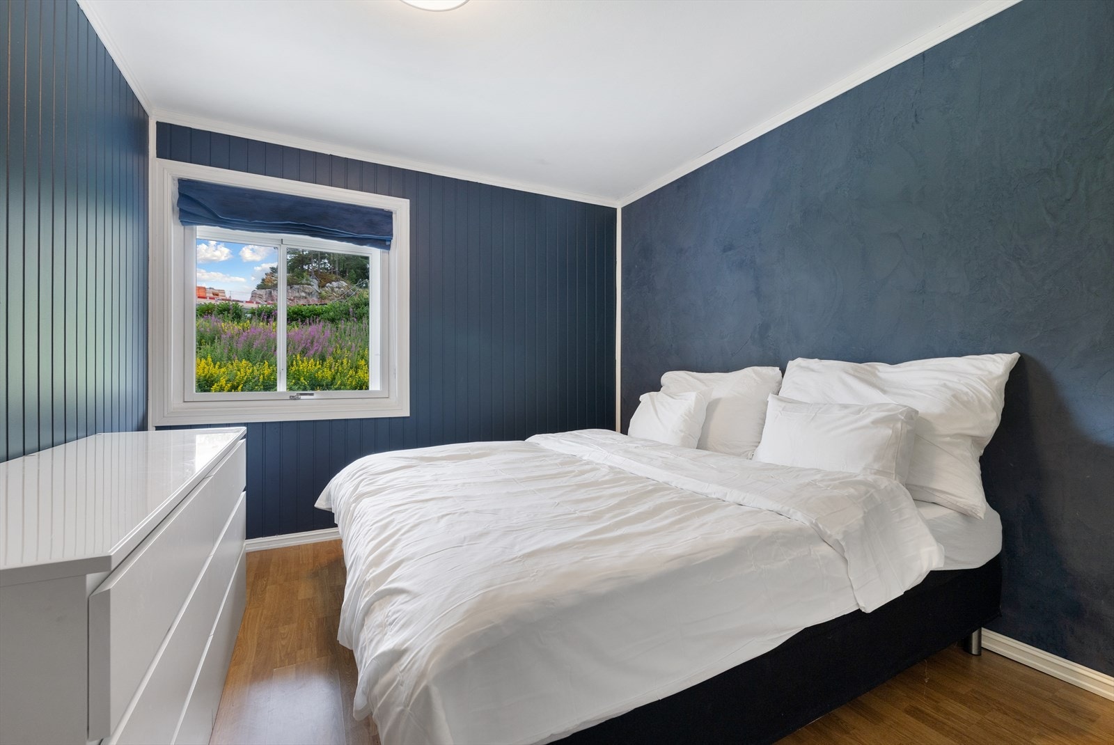 Soverommet vender ut mot borettslagets grønne og rolige fellesarealer Galleribilde