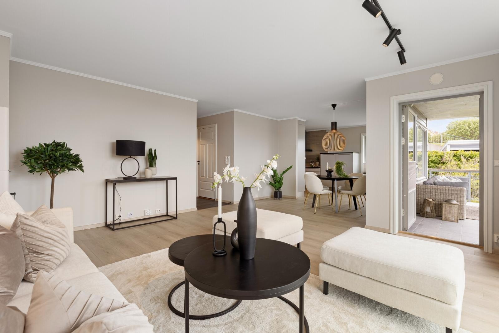 Fra stue er det utgang til nordvestvendt balkong på hele 16 kvm Galleribilde