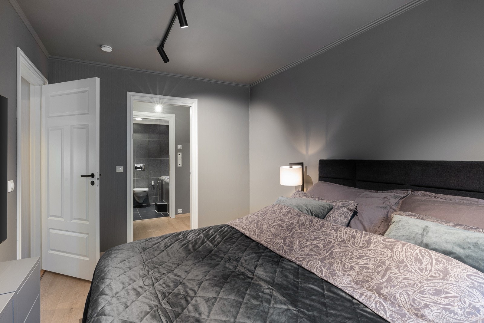 Omkledningsrom med direkte adkomst fra hovedsoverom - og videre til hovedbad Galleribilde