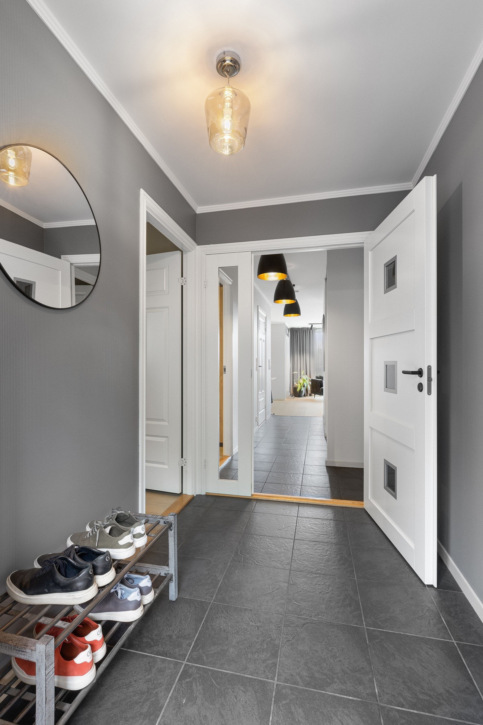 Romslig entré med mulighet til å henge fra seg Galleribilde