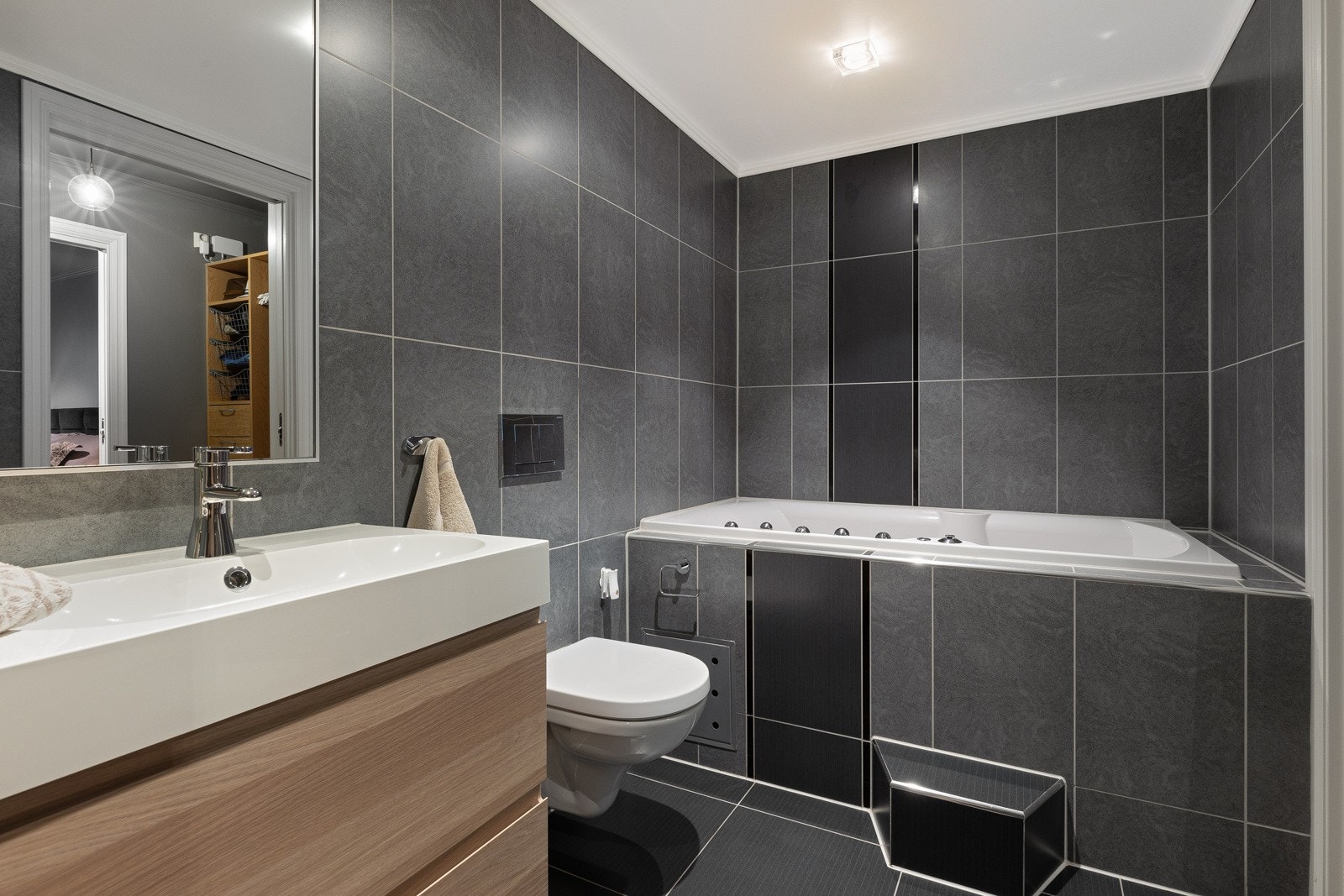 Baderom med badekar til hovedsoverom Galleribilde