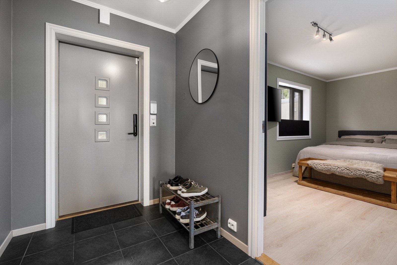 Romslig entré med mulighet til å henge fra seg Galleribilde