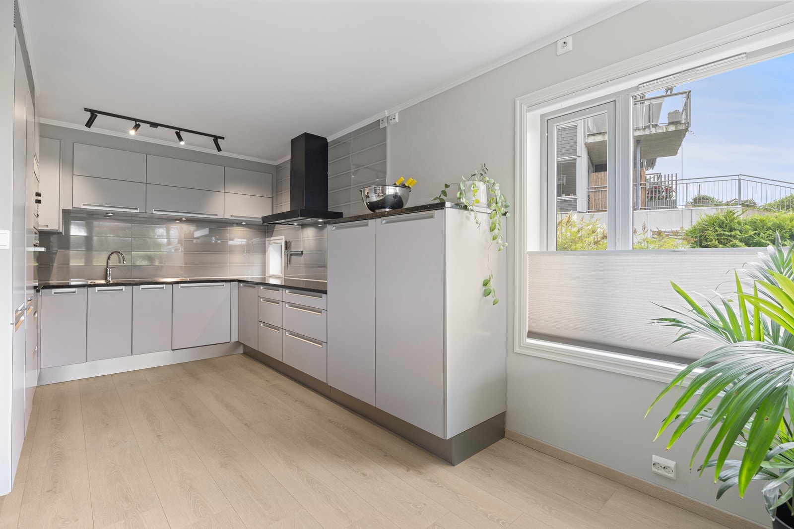 Lys og lekkert kjøkken fra Sigdal med integrerte hvitevarer Galleribilde