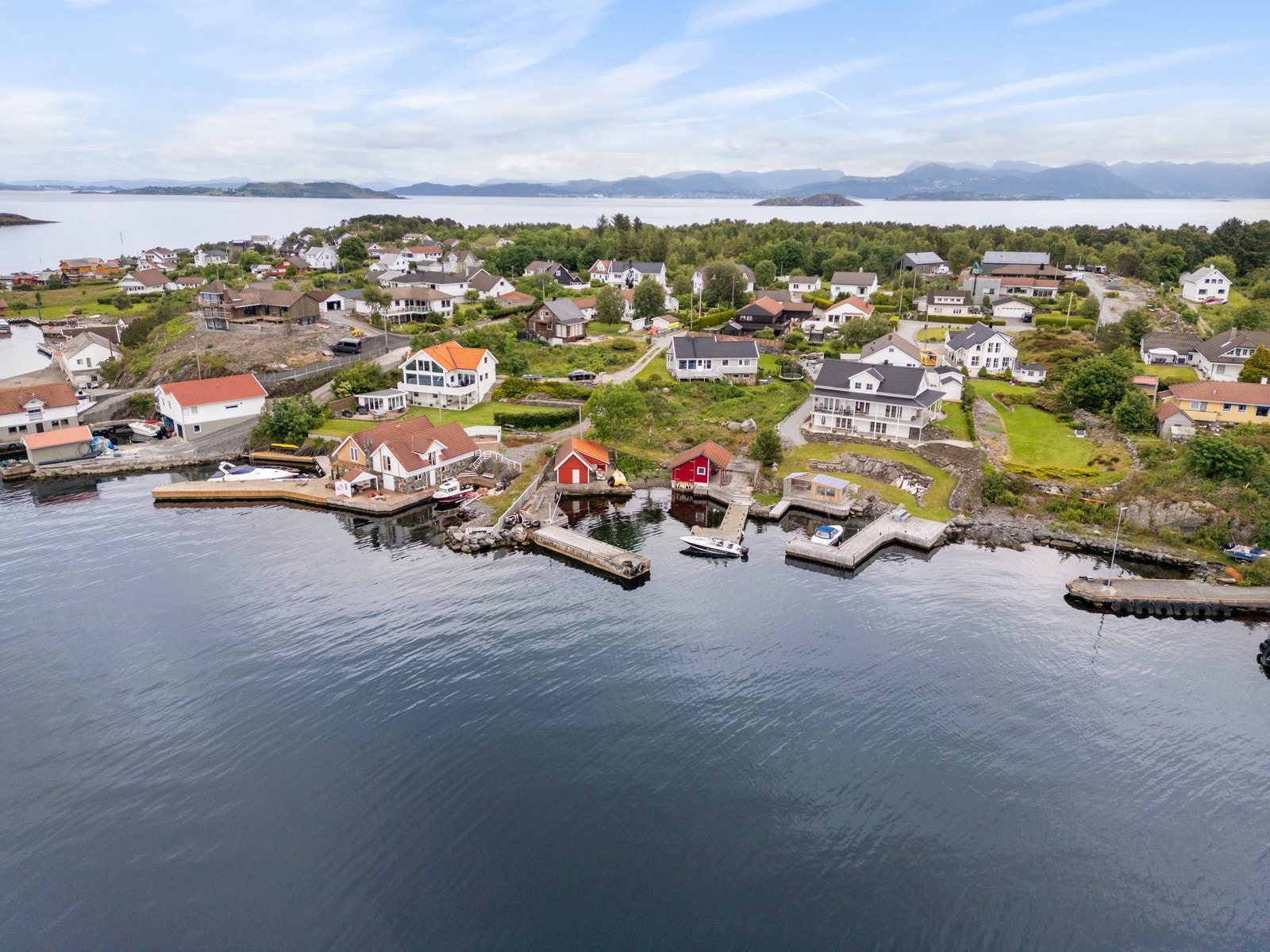 Her ligger alt tilrette for idylliske dager med bading, sjøliv, fiske og båtliv. Galleribilde