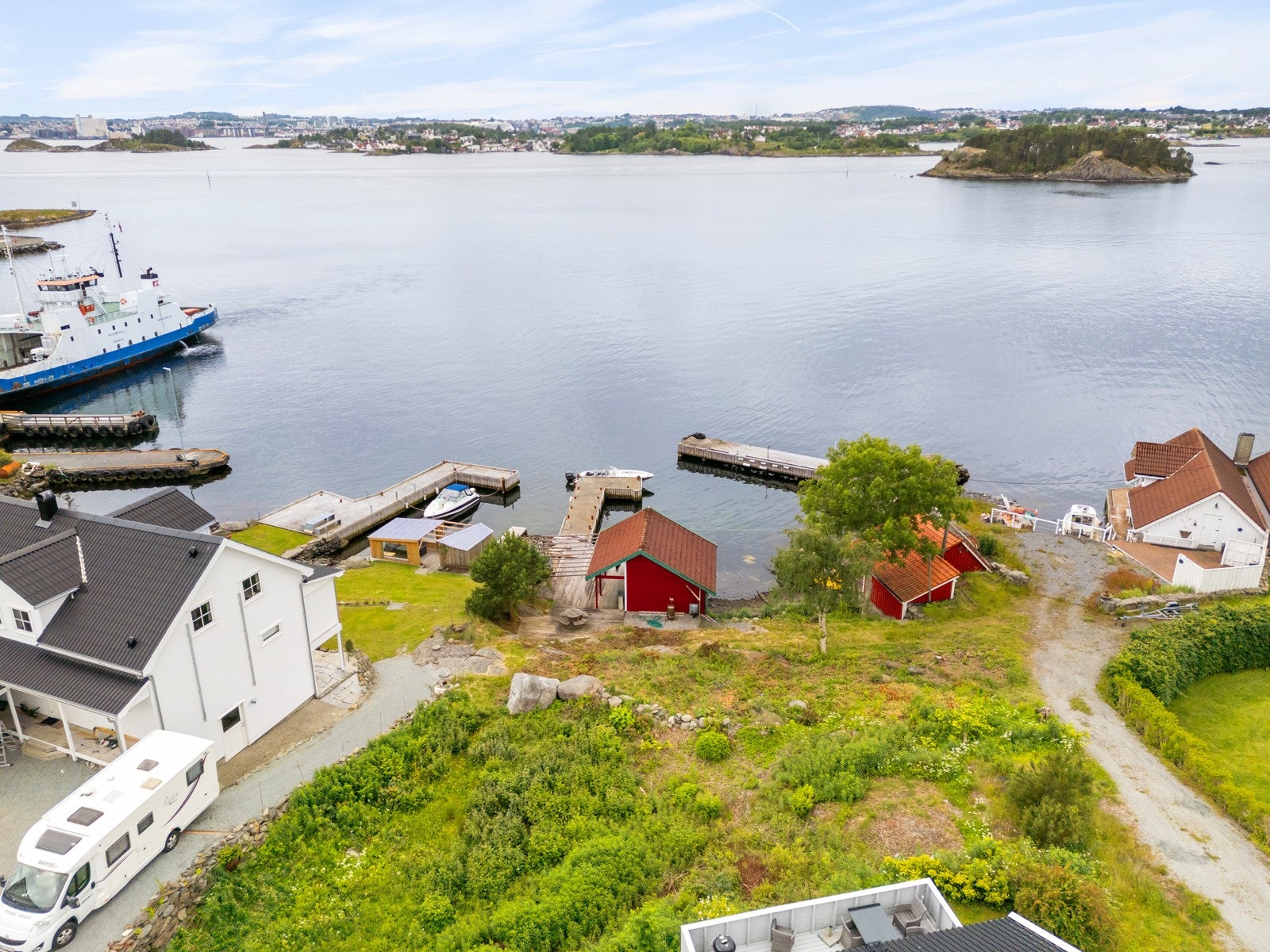 Tomten for øvrig er en vakker naturtomt med gress, lyng, noen trær og fjell i dagen. Galleribilde