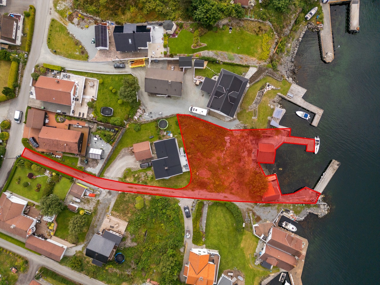 Det er adkomst til eiendommen via egen privat vei og gode muligheter for parkering på egen tomt. Galleribilde