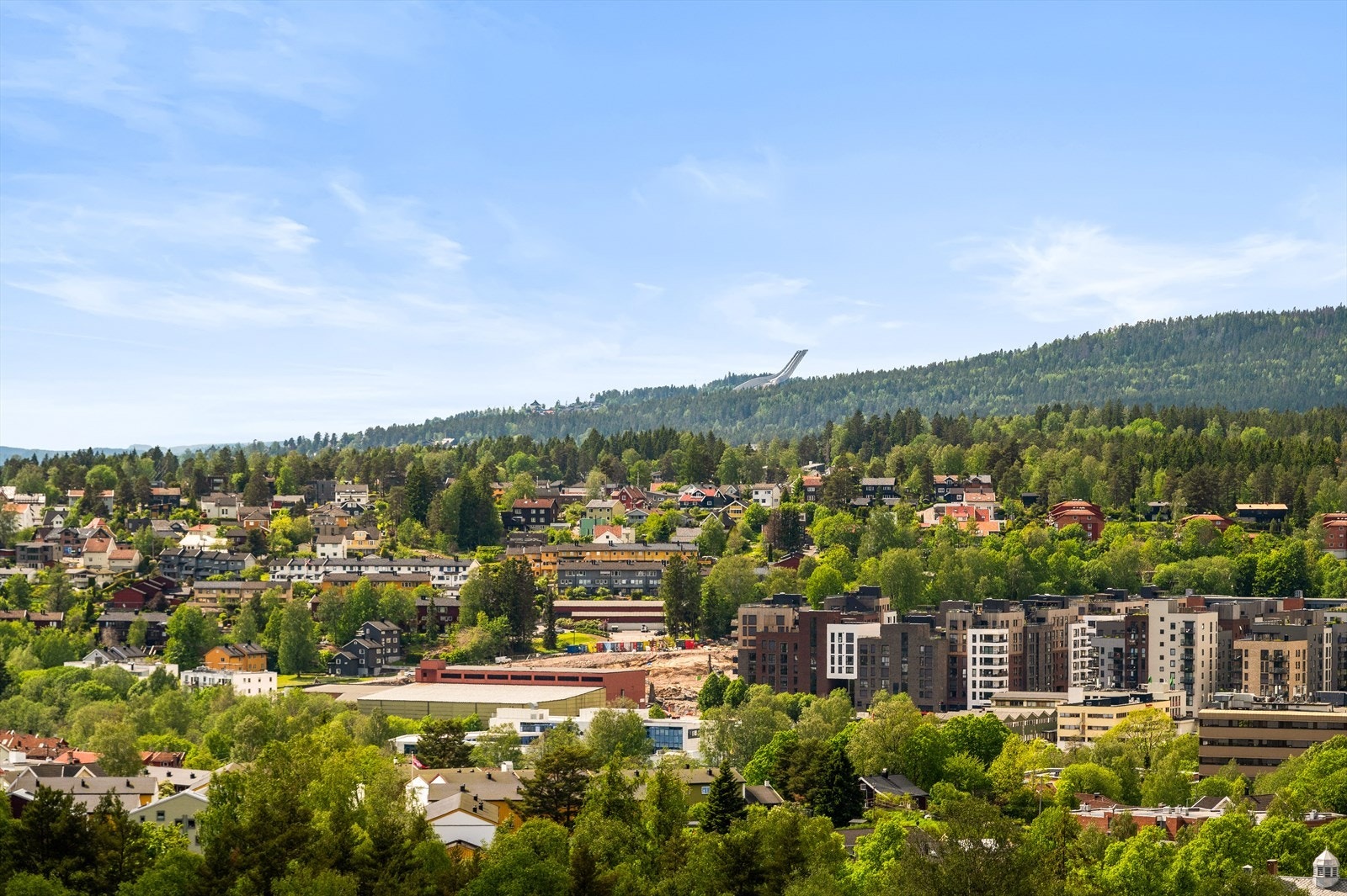 Utsikten er formidabel og her ser du helt til Holmenkollen og videre til åsene rundt Galleribilde