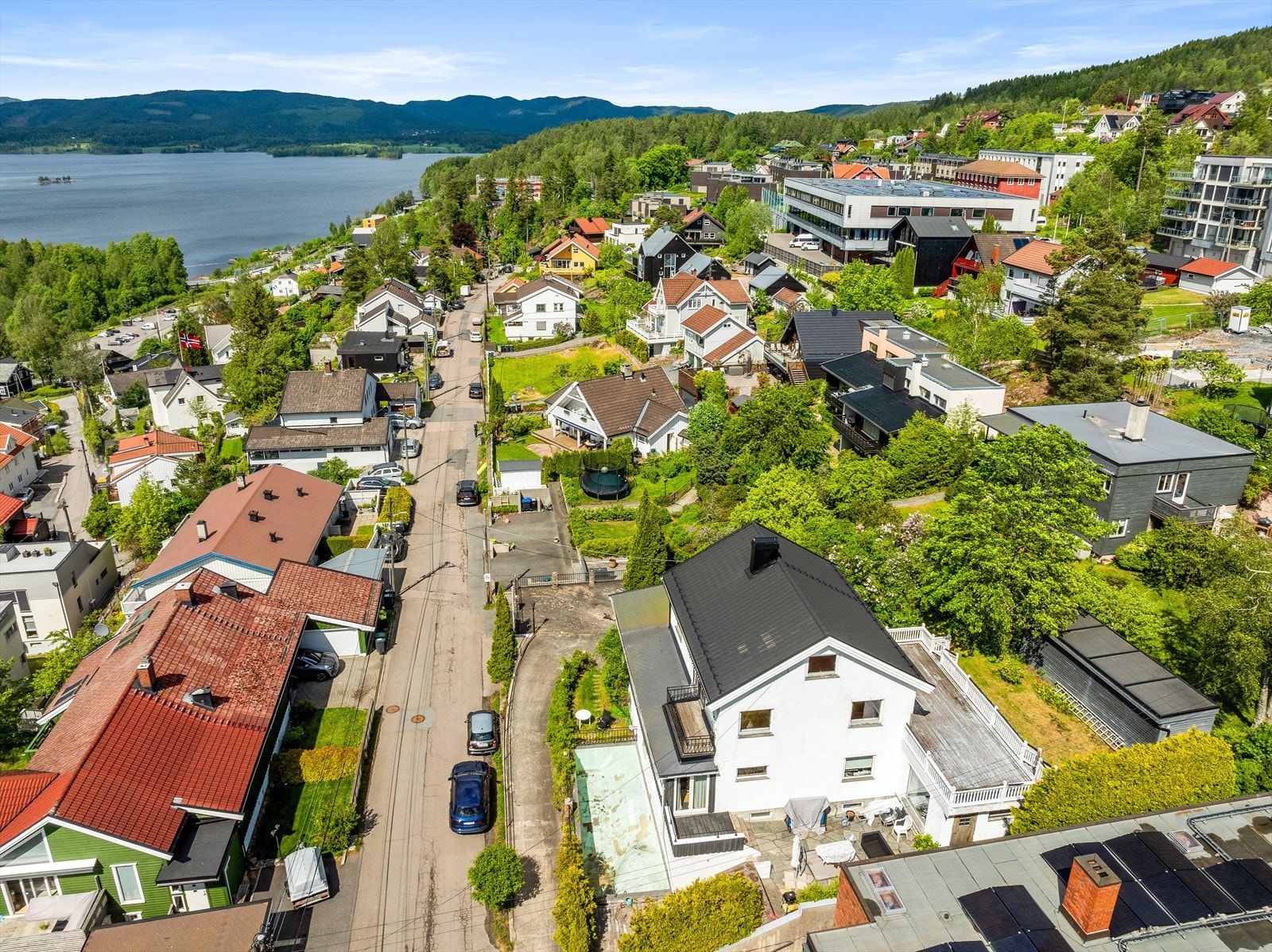 Eiendommen ligger i et meget populært og veletablert boligområde bestående av eneboliger, tomannsboliger og småhus. Inngangen til marka i umiddelbar nærhet. Galleribilde